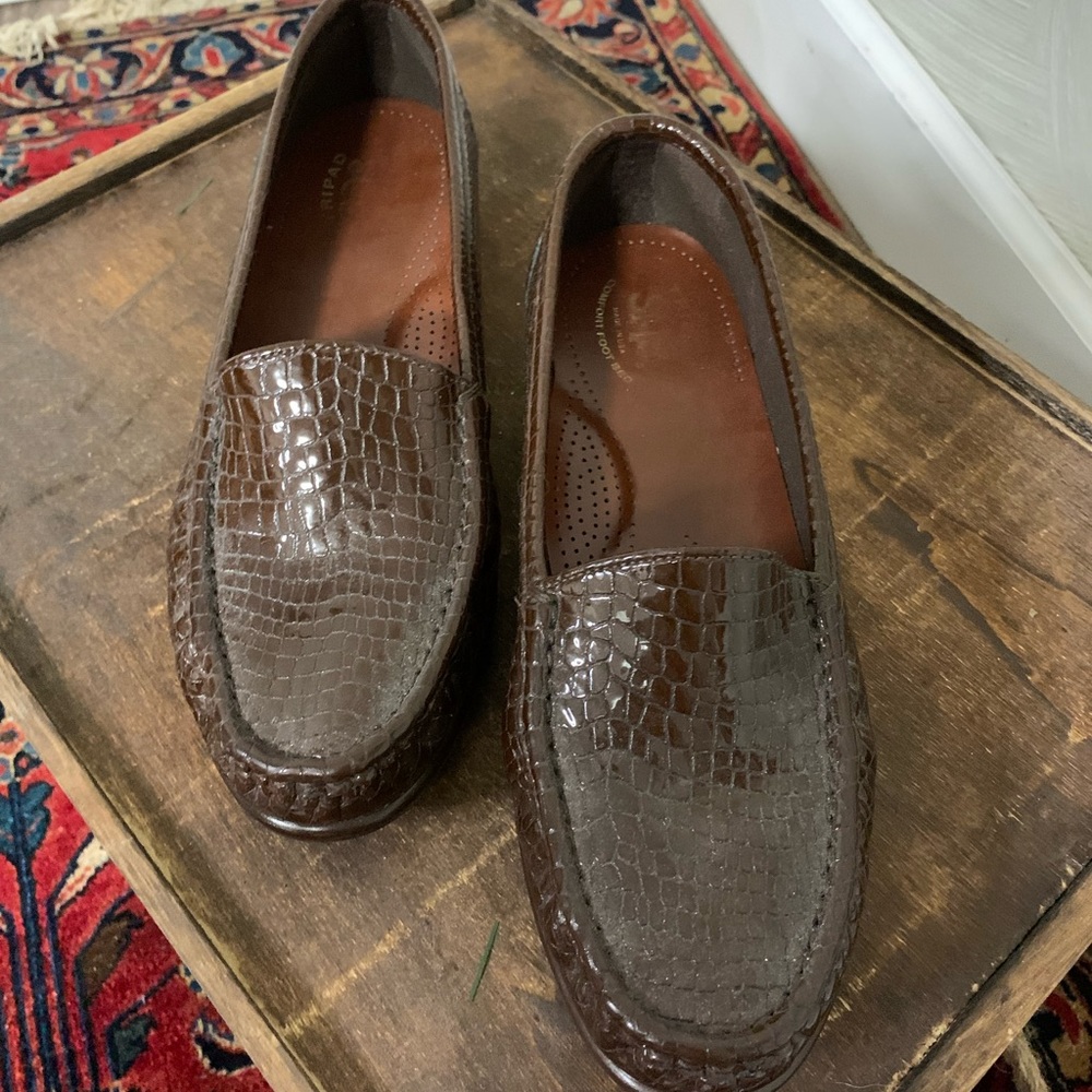 Womens SAS “Simplify Brown Crocs” loafers. Size 9 W.